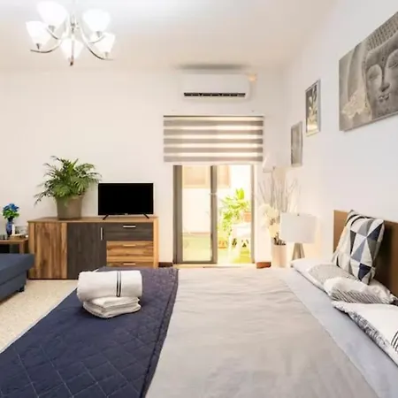 Malta Airport Bedroom With Private Shower - 18 Min Walking Distance Gasthof