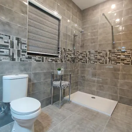 Gasthof Malta Airport Bedroom With Private Shower - 18 Min Walking Distance *