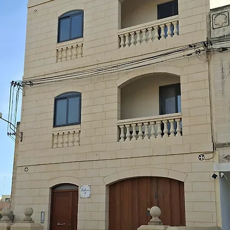 Malta Airport Bedroom With Private Shower - 18 Min Walking Distance